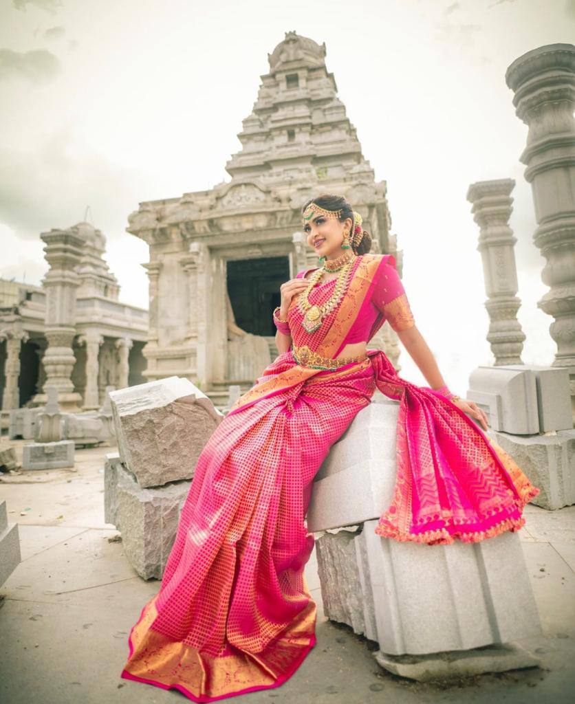 Magenta Lichi Silk Banarasi Saree With Blouse