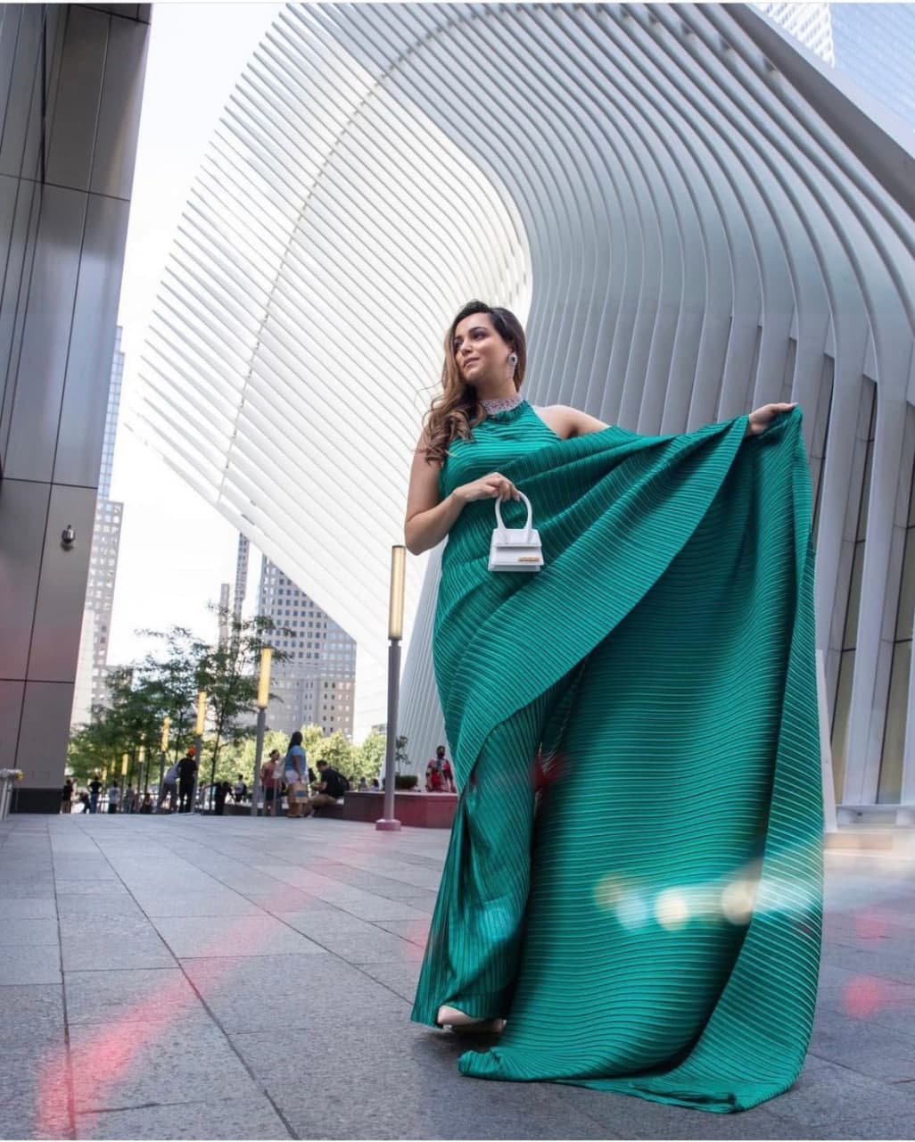 Rama Green Saree In Georgette With Pleated